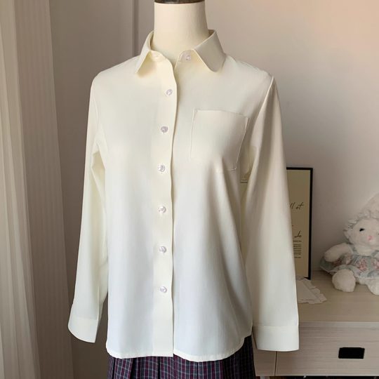A letter of basic long-sleeved jk shirt with round neck and round placket