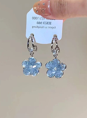 清冷感冰透蓝花短款耳钉