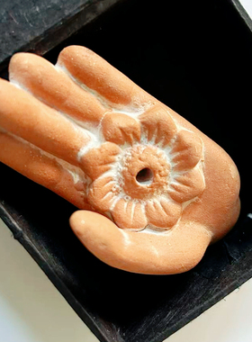 尼泊尔手工红陶香插莲花手香座Offering Hands Incenses Holder