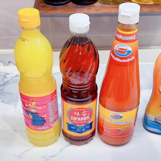 Weilu brand fish sauce, sweet and spicy sauce, lime juice, Dai-flavored chicken feet, cold Thai cuisine, Thai imported seasoning combination