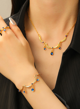 Jewelcrescentpendantsetneckla