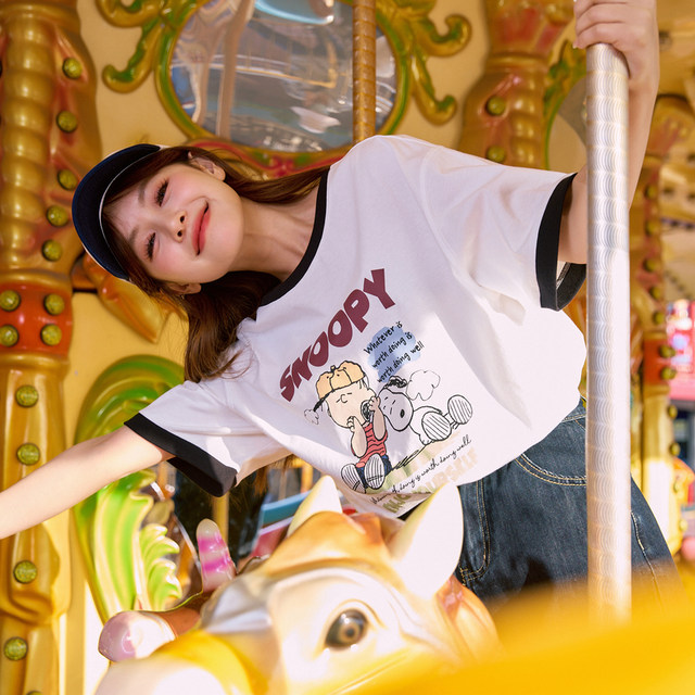 ເສື້ອຍືດແຂນສັ້ນ Tangshi ຂອງແມ່ຍິງລະດູຮ້ອນໃຫມ່ຂອງແມ່ຍິງທີ່ມີສີທີ່ກົງກັນຂ້າມກັບເສື້ອຍືດອາຍຸຂະຫນາດນ້ອຍ