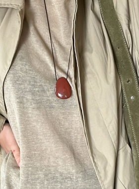 英国小众设计款天然石项链简约大气时髦红色吊坠锁骨链2025新款女