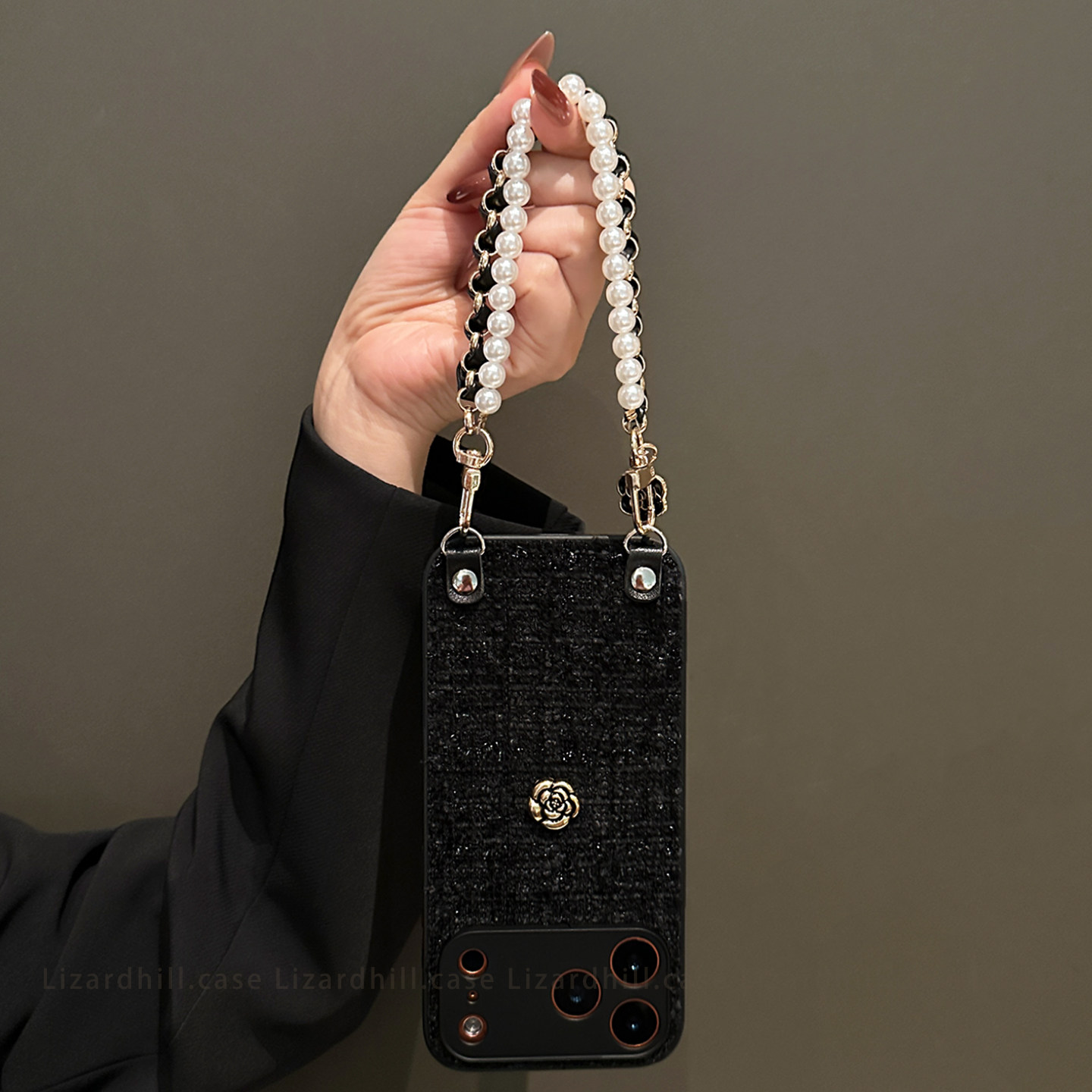 lizardhill 秋冬天黑色山茶花适用苹果17promax手机壳新款16pro男女iphone15斜挎可背带挂绳14pro高档13绒布,淘宝优惠券,粉丝福利购,淘宝优惠卷