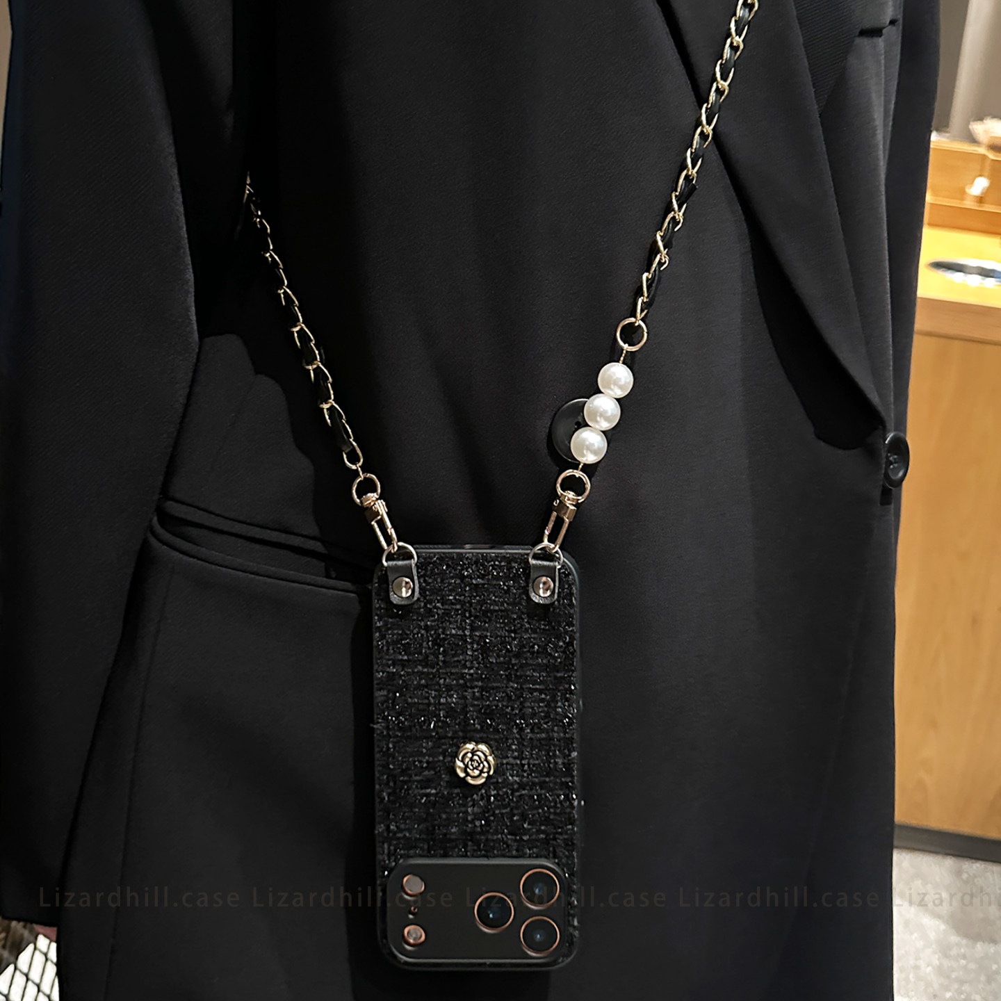 lizardhill 秋冬天黑色山茶花适用苹果17promax手机壳新款16pro男女iphone15斜挎可背带挂绳14pro高档13绒布,淘宝优惠券,粉丝福利购,淘宝优惠卷