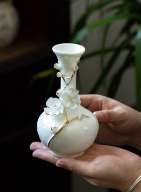 陶瓷花瓶手捏梅花瓶白瓷瓶装饰品
