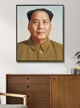 青佑客厅玄关是铝合金框挂画