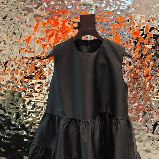 Damenhaftes, einfarbiges, mehrlagiges Retro-Kleid in A-Linie.