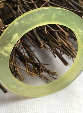 正品随形淡绿色冰透韩版岫玉手镯