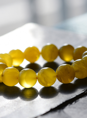 金绞蜜佩戴波罗的海琥珀手链