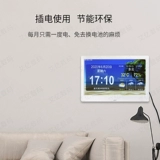 Старик использует большие шрифтные будильники, прогноз погоды, голосовая газет