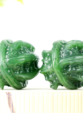 和田玉天然核桃菠菜绿健身手把件