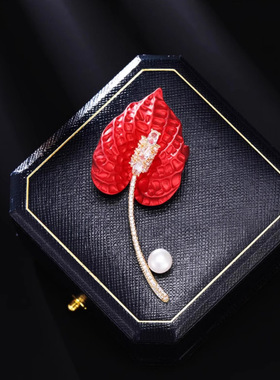 达令 红色马蹄莲胸针 设计感花朵胸花 女士高端别针 衣服时尚配饰