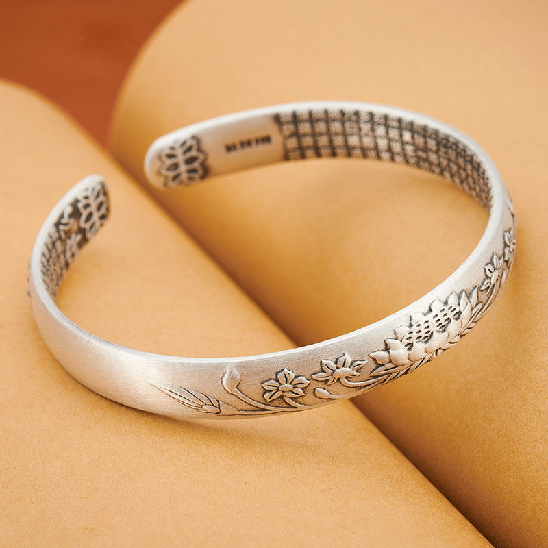 999女款并蹄莲花心经足纯银手镯 顺钦银楼手镯