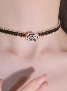 2025年新款潮春夏黑色水晶镶钻山茶花项链锁骨链女轻奢高级感项链