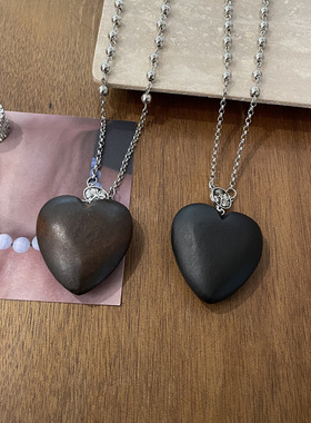 黑色爱心木质吊坠项链女款新款长款毛衣链轻奢高级感颈链秋冬