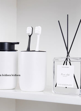 样板房卫浴牙刷杯水乳瓶