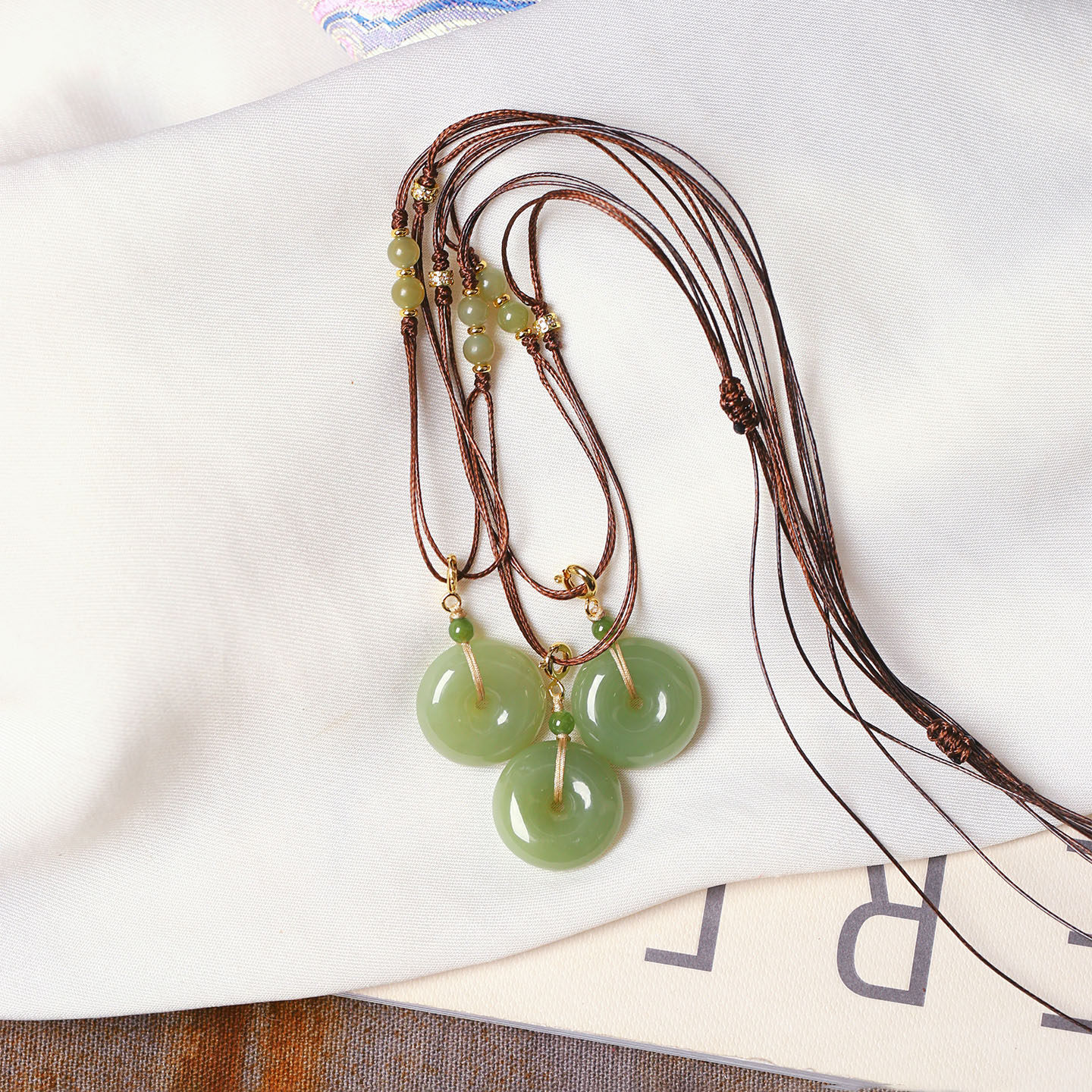 天然和田玉平安扣吊坠搭配皮绳原创款吊坠女款玉石锁骨链挂坠,淘宝优惠券,粉丝福利购,淘宝优惠卷