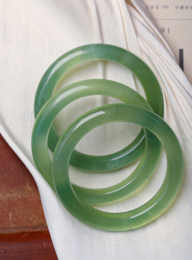 辽宁岫岩玉镯子绿冰白冰手镯