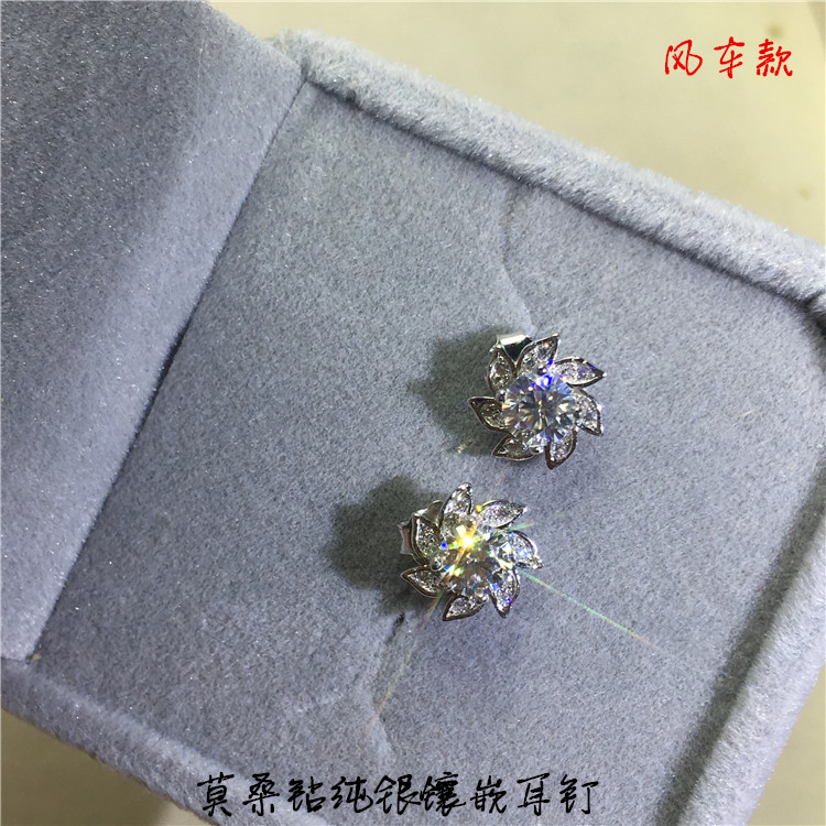 克拉钻耳钉情侣男女饰 1 分 50 莫桑钻纯银镶嵌耳钉进口莫桑石四六爪 克拉钻耳钉情侣男女饰 1 分 50 莫桑钻纯银镶嵌耳钉进口莫桑石四六爪