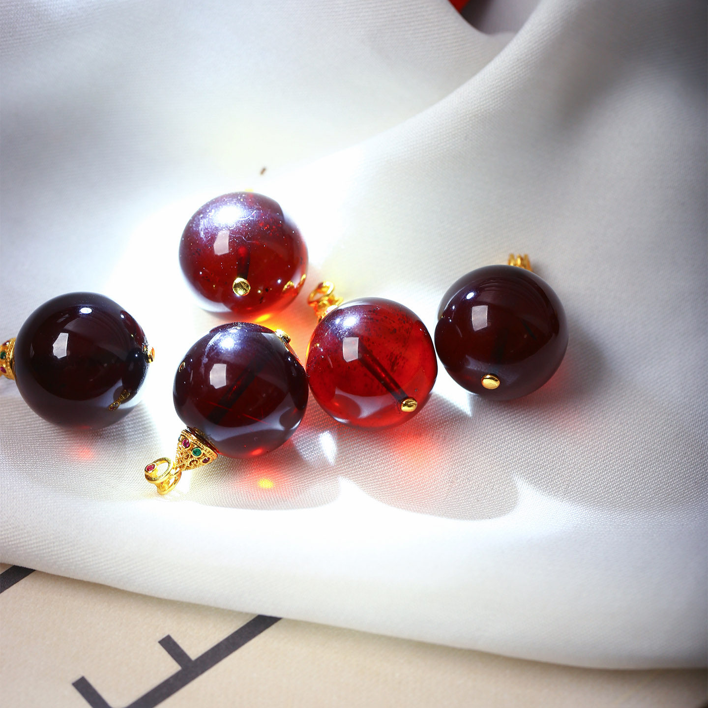 天然琥珀血珀圆珠纯银扣头镶嵌款吊坠女款琥珀锁骨链挂坠饰品礼物,淘宝优惠券,粉丝福利购,淘宝优惠卷