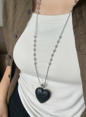 黑色爱心木质吊坠项链女款新款长款毛衣链轻奢高级感颈链秋冬配饰