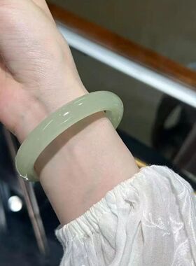新疆和田玉手镯女款少女年轻款青海晴水扁条青白玉镯冰种贵妃镯子