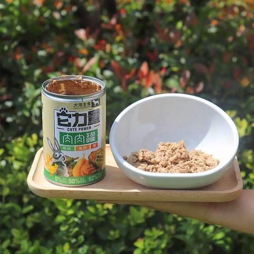 Его силовая воняние может быть консервированная свиная собака с собакой мокрое зерновые, еду, мясо банки с куриным питанием для питания питания питания