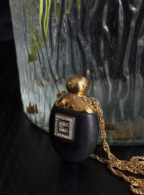 纪*家黑色香水瓶长链