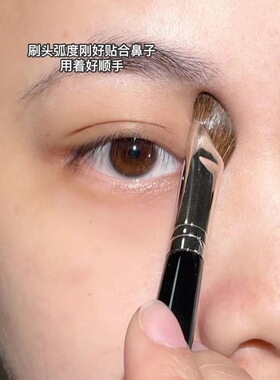 逼着我的朋友一人买一把鼻影刷！