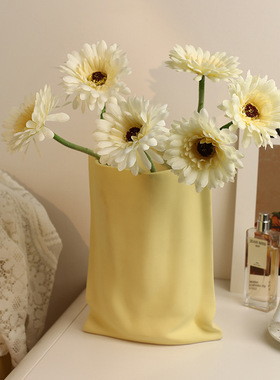 客厅创意陶瓷褶皱花瓶奶油风玄关餐桌台面装饰摆件纸袋花器插花