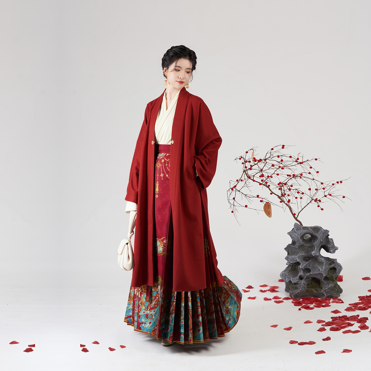 火离织造司原创明制汉服斗篷刺绣对交穿马面裙秋冬新年拜年套装女 - 图2