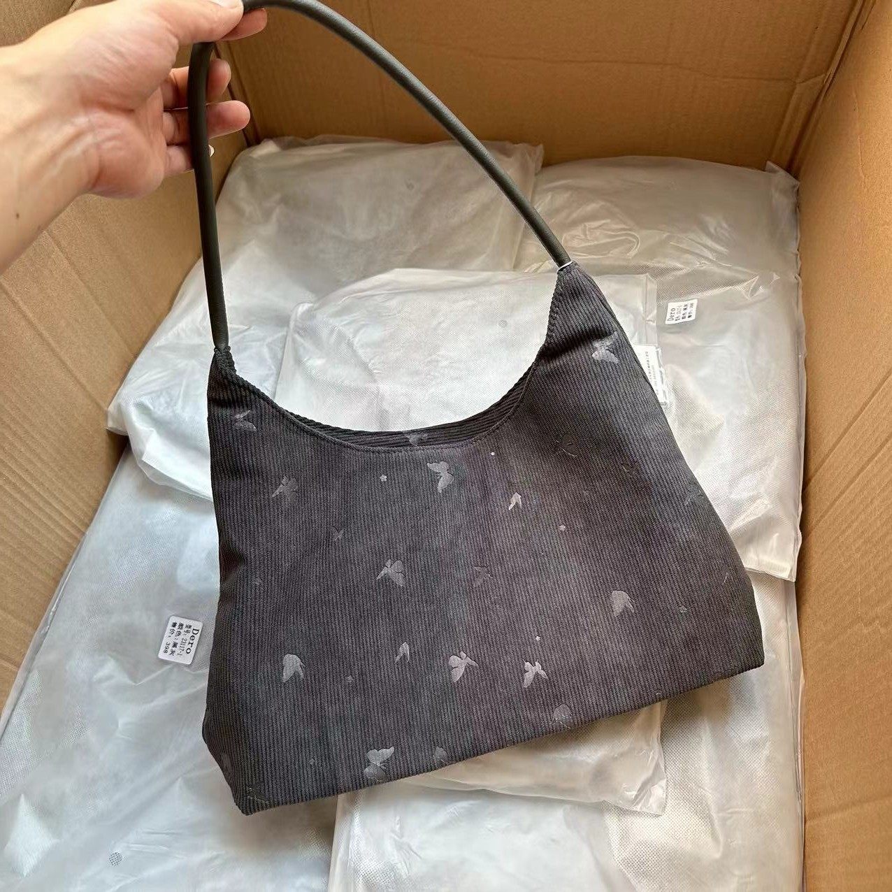 松弛感拉满！！吊牌价300+！复古灯芯绒蝴蝶压花竖条纹腋下托特包,淘宝优惠券,粉丝福利购,淘宝优惠卷