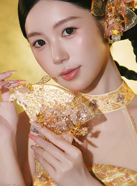 高级感新中式新娘手持团扇出嫁