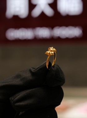 周大福蝴蝶结黄金戒指足金