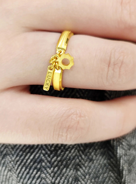 周大福幸运牌小太阳坠黄金戒指