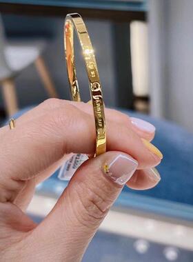 周大福字母镜面黄金手镯