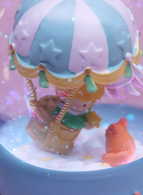 卡通女孩热气球水晶球飘雪发光