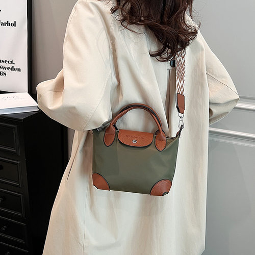 女士手提单肩斜挎包2025新款韩版潮时尚尼龙布撞色轻便实用包 - 图1