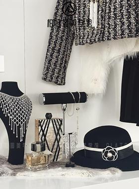 女士衣帽间轻奢软装搭配服饰