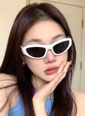 个性白色女墨镜凹造型蹦迪
