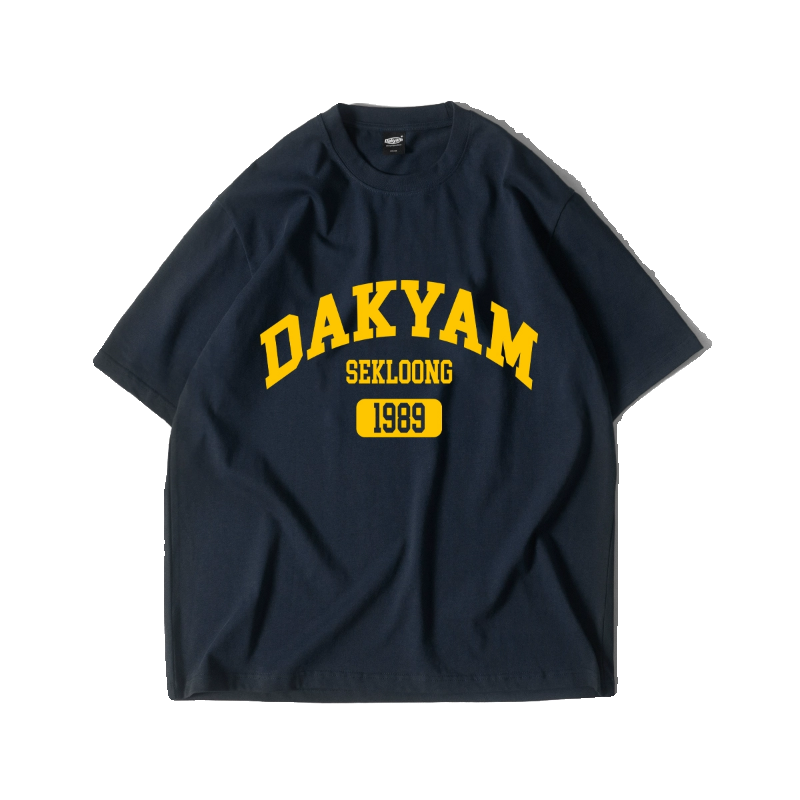 DAKYAM(达人) 2024S/S Back to Golden Age学院风植绒文字印花TEE-图3