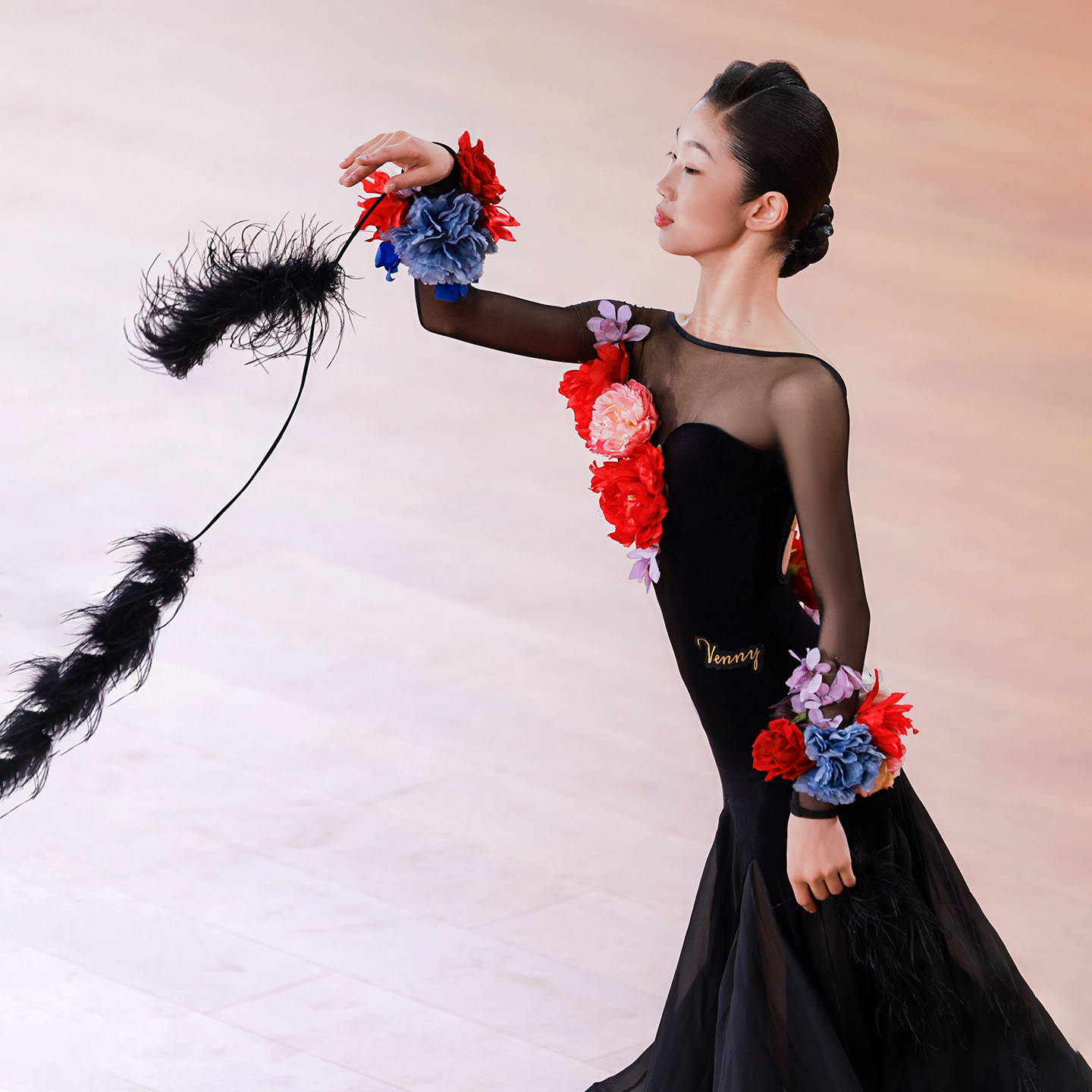 Venny薇妮摩登长裙高端定制考级演出玫瑰花瓣表演服鱼骨演出舞服,淘宝优惠券,粉丝福利购,淘宝优惠卷