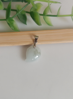 天然翡翠飘花桃子玉吊坠