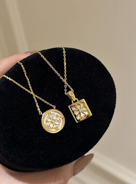 小红书爆款白贝母宫廷风莺尾花项链女时尚精致圆牌吊坠一件代发