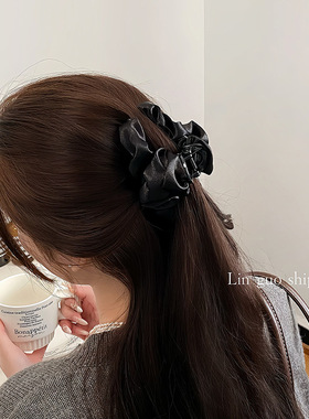 时尚轻奢布艺褶皱鲨鱼夹发卡后脑勺盘发气质发夹大号高级感抓夹女