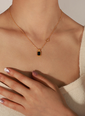 欧美新款时尚简约个性钛钢镀金几何方形黑色亚克力吊坠项链饰品女