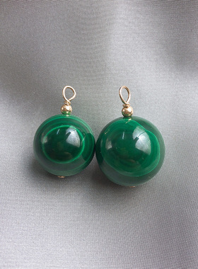 女天然孔雀石绿水晶吊坠