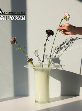 奶黄色喇叭口玻璃花瓶家居摆件