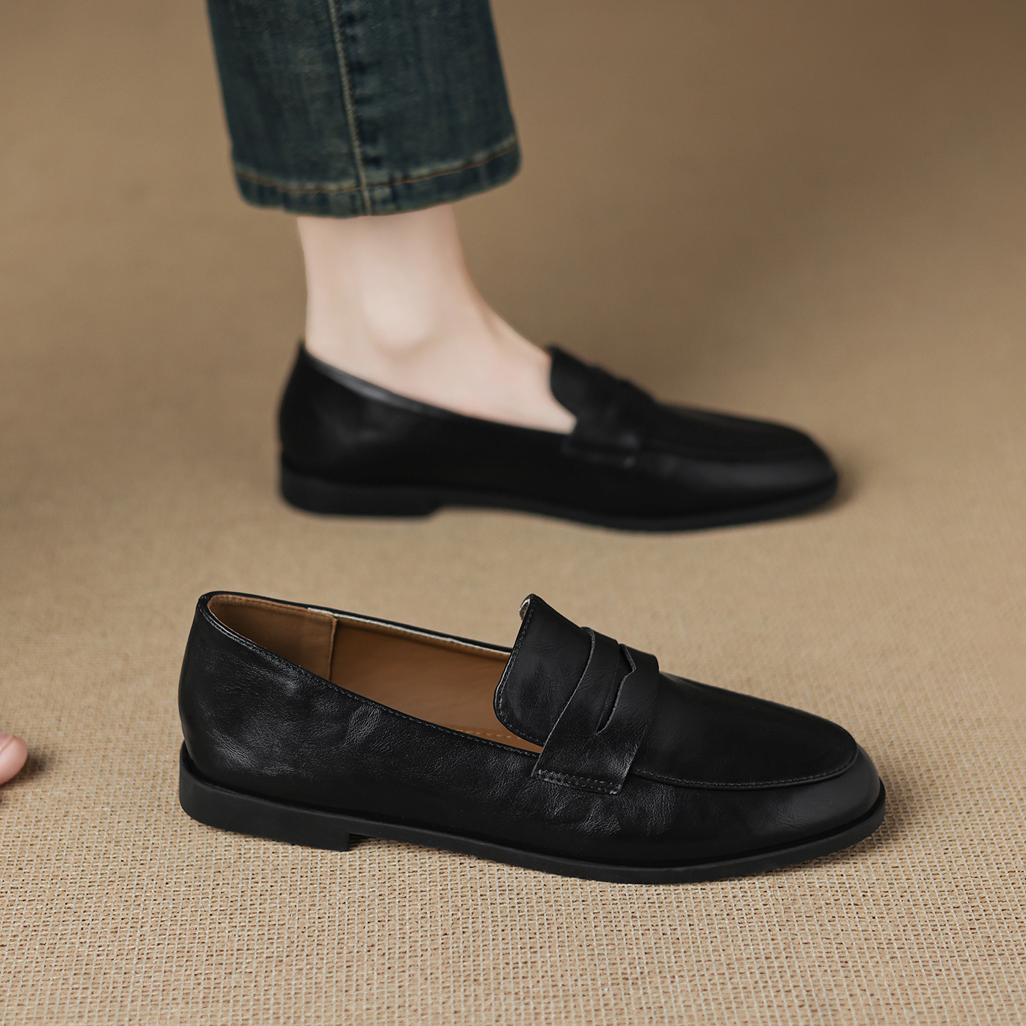 巨好看小皮鞋女2025秋新款爆款法式绝美单鞋女不累脚一脚蹬平底鞋 - 图1